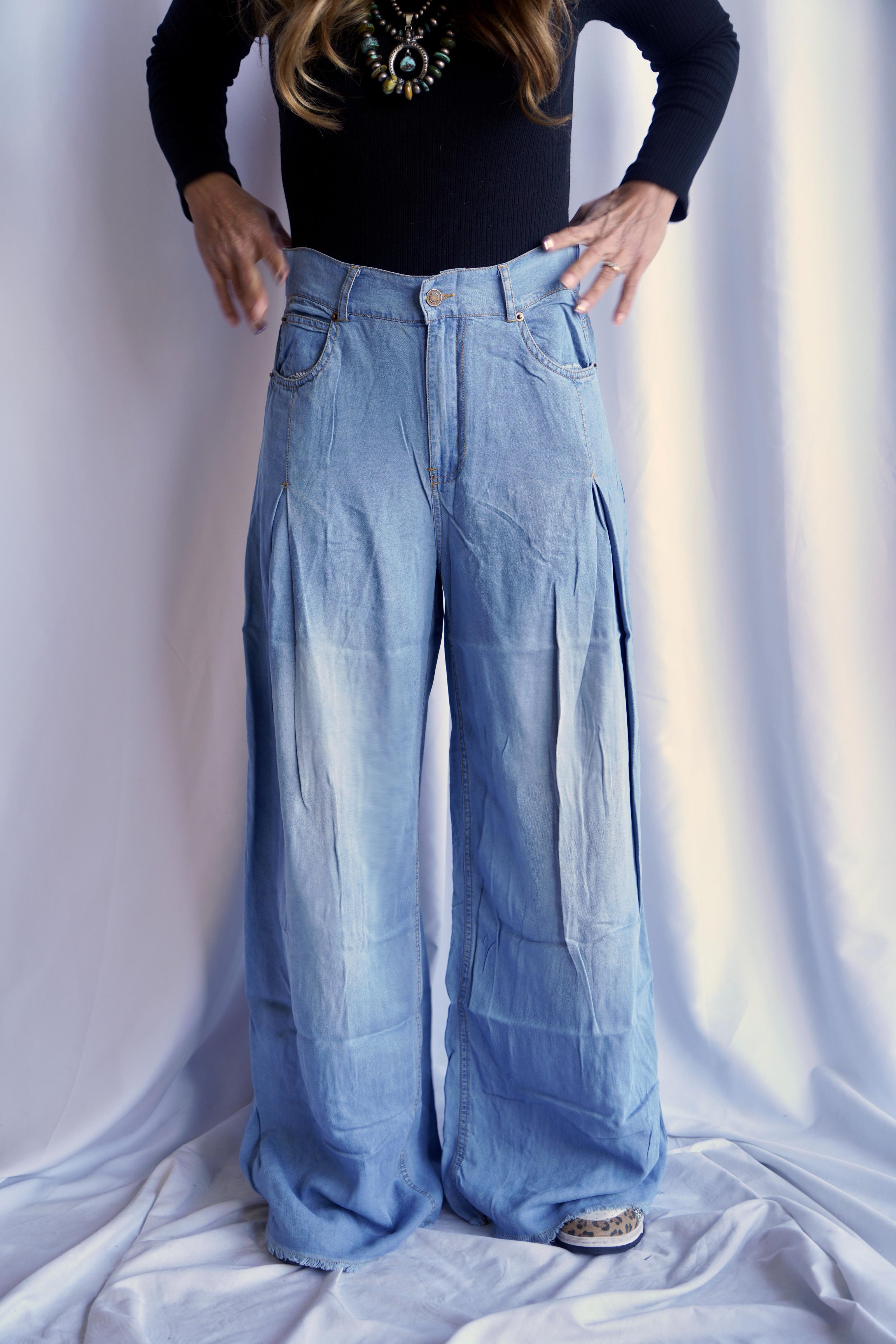 The Batavier Pleated Chambray Wide Leg Leisure Pant